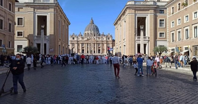 Gli anticubani insultano Papa Francesco, in Piazza San Pietro a Roma