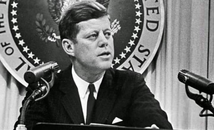 Il 3 febbraio 1962 Kennedy firmava la legge che istituiva il blocco economico contro Cuba. ANCORA OGGI GRIDIAMO: NO BLOQUEO!