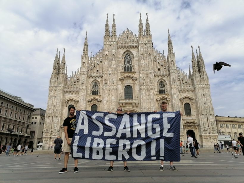 Piazza Duomo Milano - Assange LIBERO!